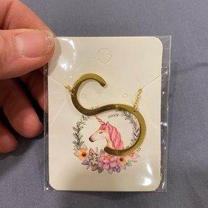 Yellow metal S necklace